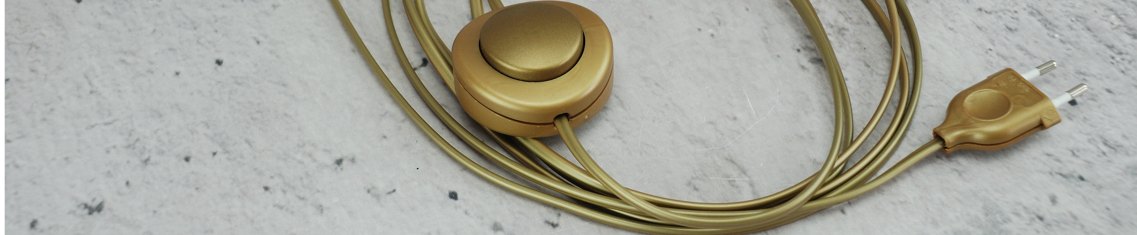 złoty kabel z wtyczką i przełącznikiem